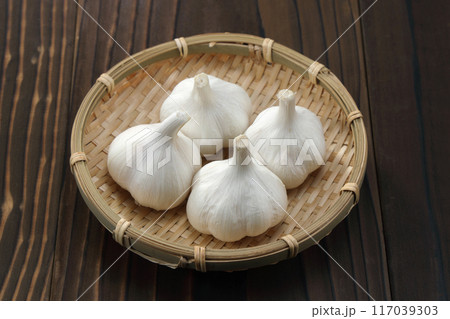 ザルに入ったニンニク ザルに入ったニンニク 117039303