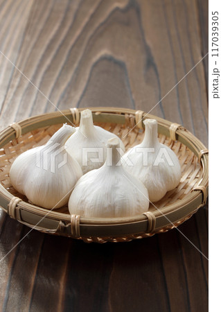 ザルに入ったニンニク 117039305