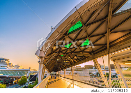 日本の藤沢都市景観　7月。東海道本線　辻堂駅や電車・オレンジ色と緑ラインの湘南色などを望む＝21日 117039316