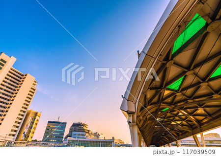 日本の藤沢都市景観　7月。東海道本線　辻堂駅・ペデストリアンデッキ…＝21日 117039509