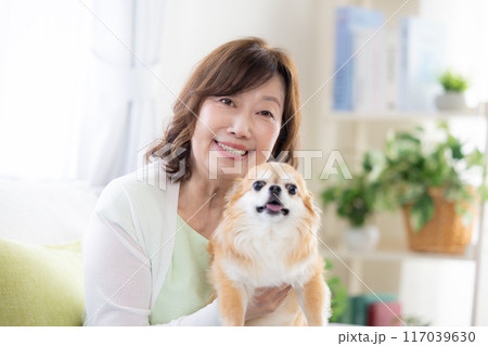 ペットの犬とくつろぐシニア女性 ペットの犬とくつろぐシニア女性 117039630