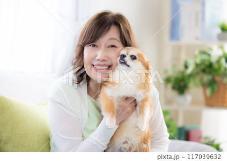 ペットの犬とくつろぐシニア女性 ペットの犬とくつろぐシニア女性 117039632
