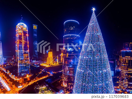 巨大なクリスマスツリーと都会のイメージ 117039683