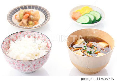 なめこ汁とご飯とおかず（白背景） 117039715