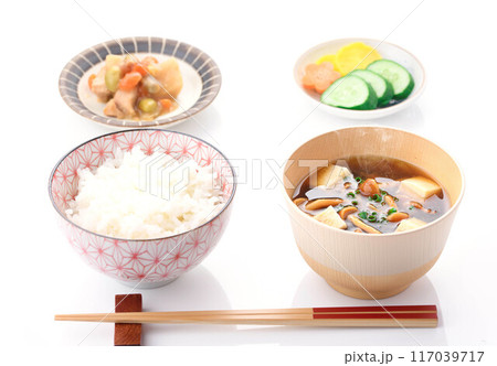 なめこ汁とご飯とおかず（白背景） 117039717