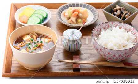 なめこ汁とご飯とおかず 117039913