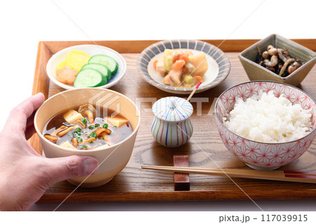 なめこ汁とご飯とおかず 117039915