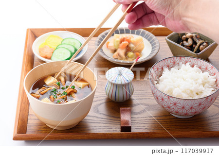 なめこ汁とご飯とおかず 117039917