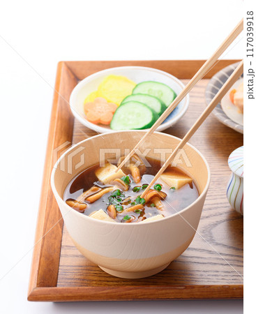 なめこ汁とご飯とおかず 117039918
