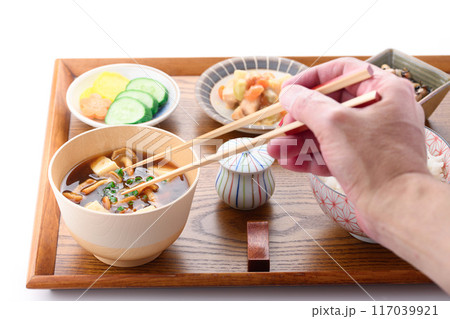 なめこ汁とご飯とおかず 117039921