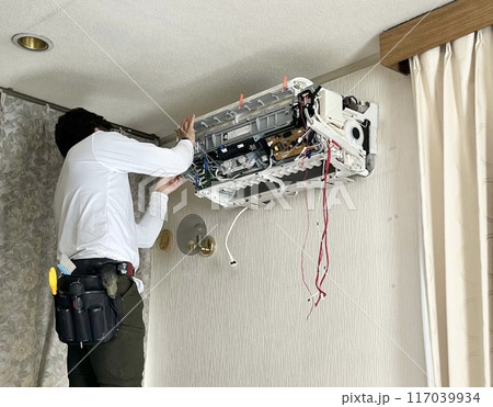 家庭用エアコンを男性が分解掃除する様子 家庭用エアコンを男性が分解掃除する様子 117039934