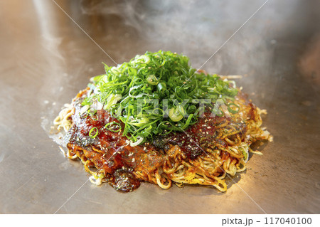 鉄板で焼く美味しそうなお好み焼き 117040100