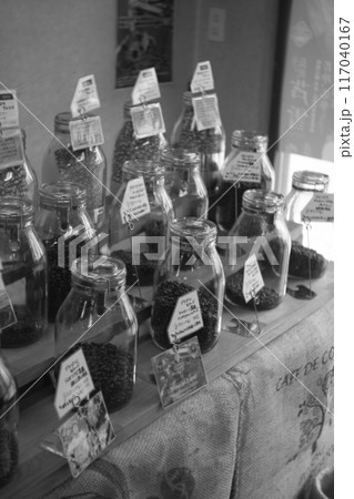 テーブルの上にあるコーヒー豆、ガラス瓶 117040167