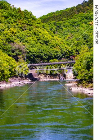 【京都風景】宇治川の静かなひととき（宇治橋から白虹橋まで） 117040694