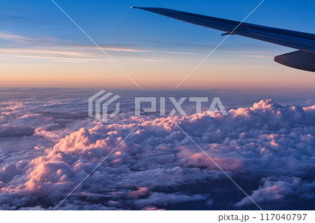 飛行機から見た夕焼けの雲海 117040797