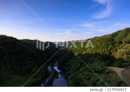 奈良市東端にある布目ダムの風景　渓谷側の夕空と布目川　三脚固定インターバル撮影日没前から夜空#10 117040927