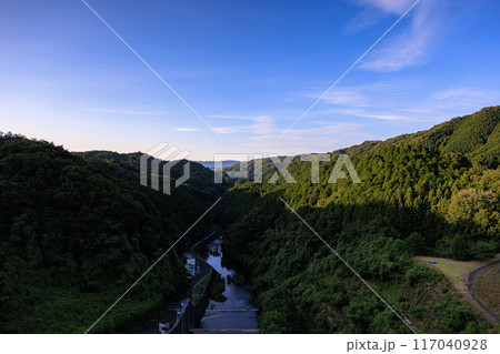 奈良市東端にある布目ダムの風景　渓谷側の夕空と布目川　三脚固定インターバル撮影日没前から夜空#11 117040928