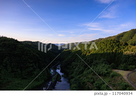 奈良市東端にある布目ダムの風景 渓谷側の夕空と布目川 三脚固定インターバル撮影日没前から夜空#17 奈良市東端にある布目ダムの風景 渓谷側の夕空と布目川 三脚固定インターバル撮影日没前から夜空#17 117040934