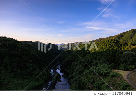 奈良市東端にある布目ダムの風景　渓谷側の夕空と布目川　三脚固定インターバル撮影日没前から夜空#24 117040941