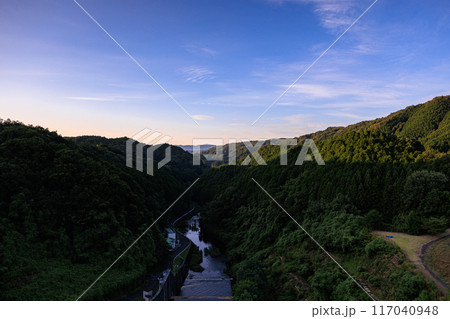 奈良市東端にある布目ダムの風景 渓谷側の夕空と布目川 三脚固定インターバル撮影日没前から夜空#31 奈良市東端にある布目ダムの風景 渓谷側の夕空と布目川 三脚固定インターバル撮影日没前から夜空#31 117040948