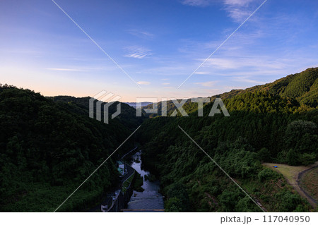 奈良市東端にある布目ダムの風景　渓谷側の夕空と布目川　三脚固定インターバル撮影日没前から夜空#33 117040950