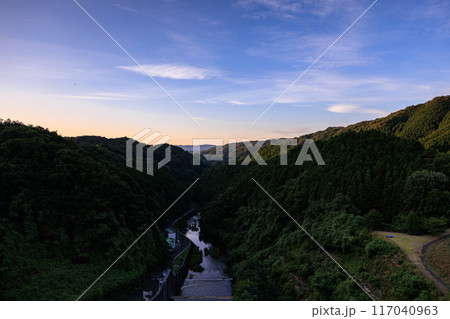 奈良市東端にある布目ダムの風景　渓谷側の夕空と布目川　三脚固定インターバル撮影日没前から夜空#46 117040963