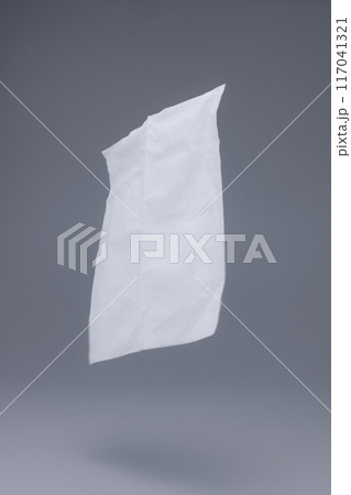 浮いているティッシュ1 117041321