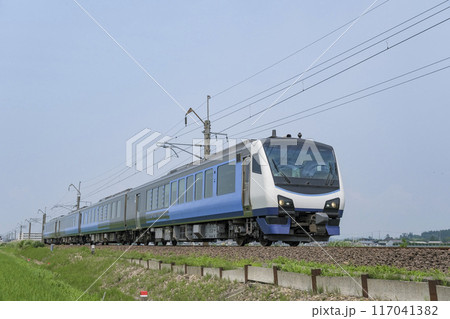 潟上市内を走る奥羽線の観光列車 117041382