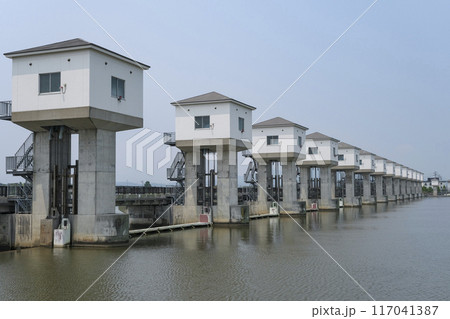 日本海と八郎潟の境界に設置された八郎潟防潮水門 日本海と八郎潟の境界に設置された八郎潟防潮水門 117041387