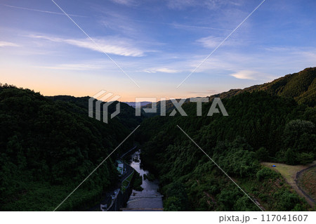 奈良市東端にある布目ダムの風景 渓谷側の夕空と布目川 三脚固定インターバル撮影日没前から夜空# 奈良市東端にある布目ダムの風景 渓谷側の夕空と布目川 三脚固定インターバル撮影日没前から夜空# 117041607