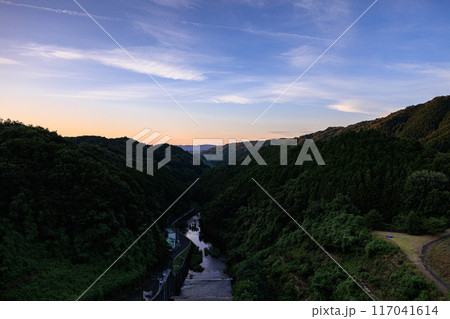 奈良市東端にある布目ダムの風景　渓谷側の夕空と布目川　三脚固定インターバル撮影日没前から夜空# 117041614