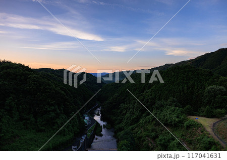 奈良市東端にある布目ダムの風景　渓谷側の夕空と布目川　三脚固定インターバル撮影日没前から夜空#65 117041631