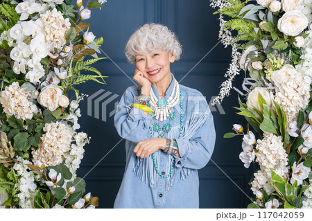 おしゃれと自由な自己表現を楽しむシニア女性 60代 70代 117042059