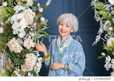 おしゃれと自由な自己表現を楽しむシニア女性 60代 70代 おしゃれと自由な自己表現を楽しむシニア女性 60代 70代 117042087