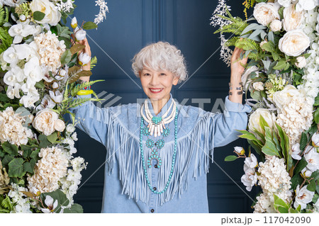 おしゃれと自由な自己表現を楽しむシニア女性 60代 70代 117042090