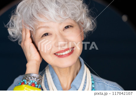 おしゃれと自由な自己表現を楽しむシニア女性 60代 70代 117042107