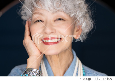 おしゃれと自由な自己表現を楽しむシニア女性 60代 70代 おしゃれと自由な自己表現を楽しむシニア女性 60代 70代 117042109