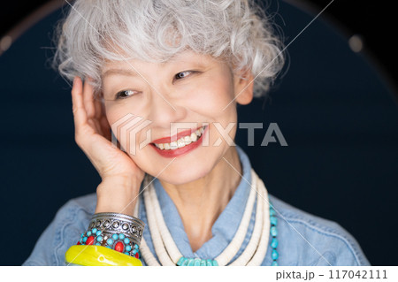おしゃれと自由な自己表現を楽しむシニア女性 60代 70代 117042111