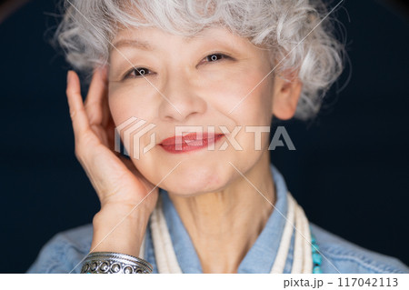 おしゃれと自由な自己表現を楽しむシニア女性 60代 70代 117042113