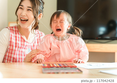 保育園・幼稚園・託児所・保育所でぐずる・大泣きする園児の女の子（イヤイヤ期・ギャン泣き・わがまま） 117042428