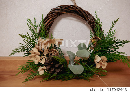 手作りのクリスマスリース　ナチュラル 117042448