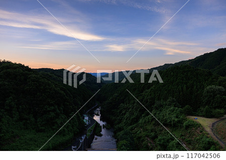 奈良市東端にある布目ダムの風景　渓谷側の夕空と布目川　三脚固定インターバル撮影日没前から夜空#70 117042506