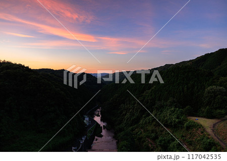 奈良市東端にある布目ダムの風景　渓谷側の夕空と布目川　三脚固定インターバル撮影日没前から夜空#92 117042535