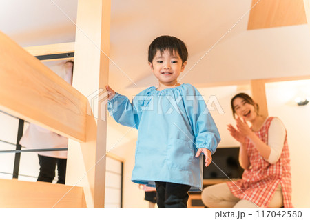 保育園・幼稚園・託児所・保育所にいる幼稚園児・園児の男の子 保育園・幼稚園・託児所・保育所にいる幼稚園児・園児の男の子 117042580