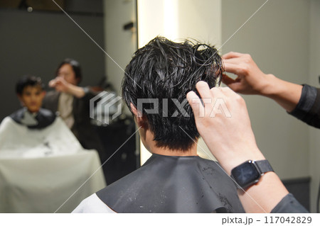 髪を切る男性美容師 髪を切る男性美容師 117042829