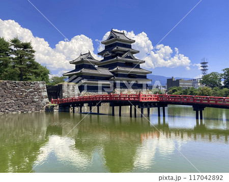 夏の松本城（長野県・松本市） 117042892