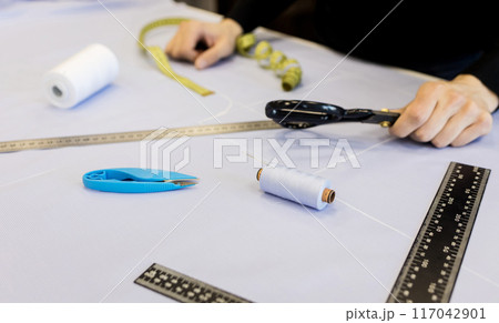 Craftsman tailor at work 117042901
