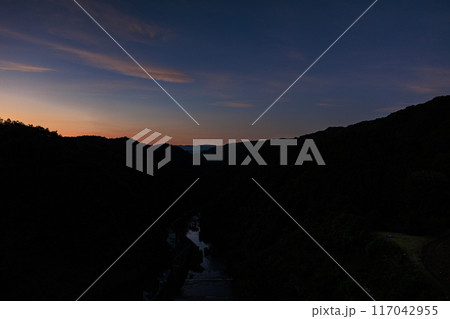 奈良市東端にある布目ダムの風景　渓谷側の夕空と布目川　三脚固定インターバル撮影日没前から夜空#98 117042955