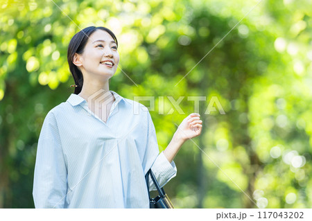 新緑の中を歩く女性 新緑の中を歩く女性 117043202