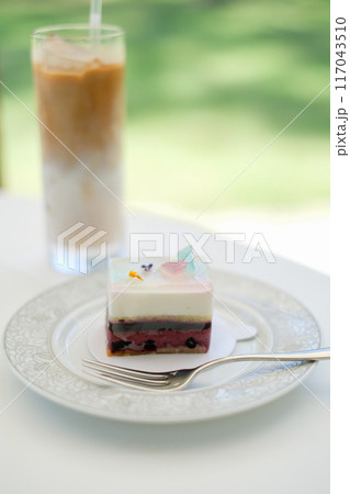 ケーキトアイスカフェラテ　テラス席 117043510
